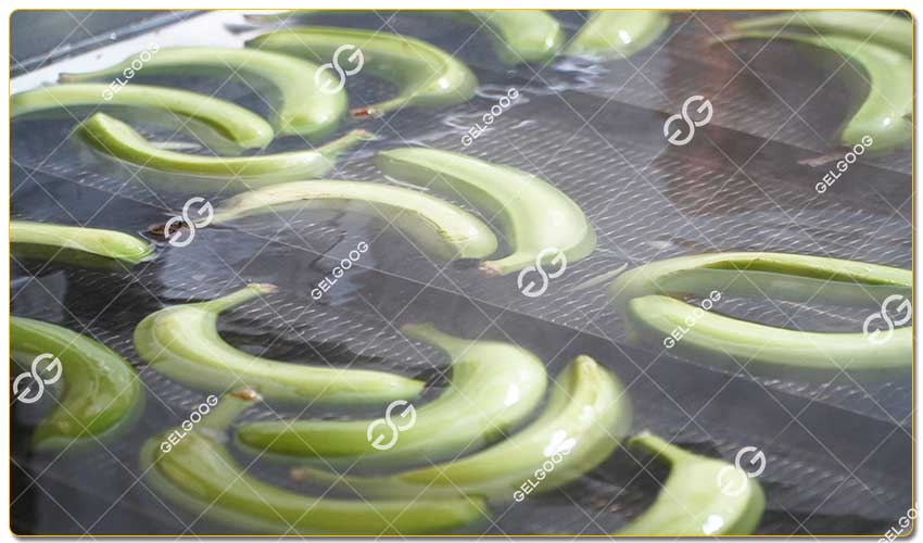 Utilisation De La Machine À Blanchir Les Plantains